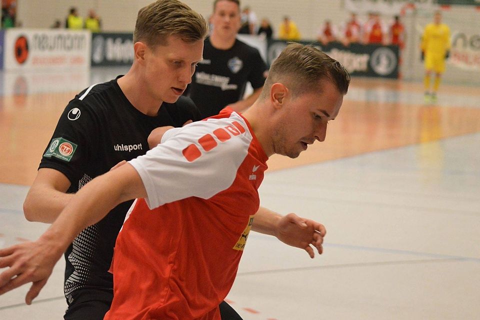 Vor fünf Jahren gab es zuletzt ein Hallenhighlight mit dem Thüringer Masters in der Erfurter Riethsporthalle. Damals stand Fahner-Trainer Dimo Raffel (hinten) noch auf der Platte - hier gegen Rot-Weiß Erfurt. Vor fünf Jahren gab es zuletzt ein Hallenhighlight mit dem Thüringer Masters in der Erfurter Riethsporthalle. Damals stand Fahner-Trainer Dimo Raffel (hinten) noch auf der Platte - hier gegen Rot-Weiß Erfurt.