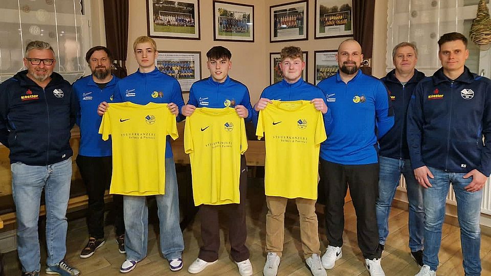 Von links: 1. Vorstand Oliver Schulz, Neu-Trainer Alexander Zsak, Moritz Ketterl, Luca Relle, Jonas Prasch, Neu-Trainer Alex Kracun sowie die sportlichen Leiter Jürgen Brandl und Sebastian Karl.