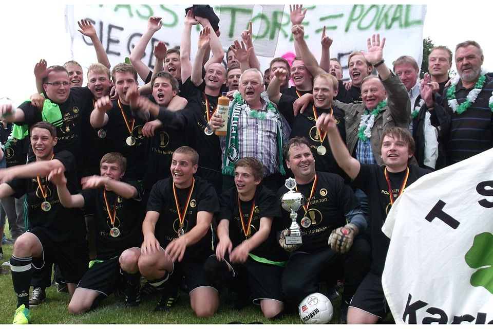 2012 hatte der TSV Karlshöfen zum ersten Mal seit 1971 wieder den Kreispokal gewonnen und anschließend gemeinsam mit den damaligen Pokalhelden den Triumph gefeiert. Jetzt steht das Team nach vier Jahren erneut im Endspiel und hofft anschließend auf eine ähnlich legendäre Party.Foto Meier