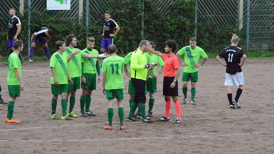 Viele Diskussionen und aufgeheitzte Gemüter beim Spiel der zweiten Mannschaften in Wildsachsen. Der Schiedsrichter bekam von den Zuschauerrängen nicht gerade viel Zuspruch und erntete für seine extreme Nachspielzeit von 13 Minuten viele böse Blicke. - F: Reese