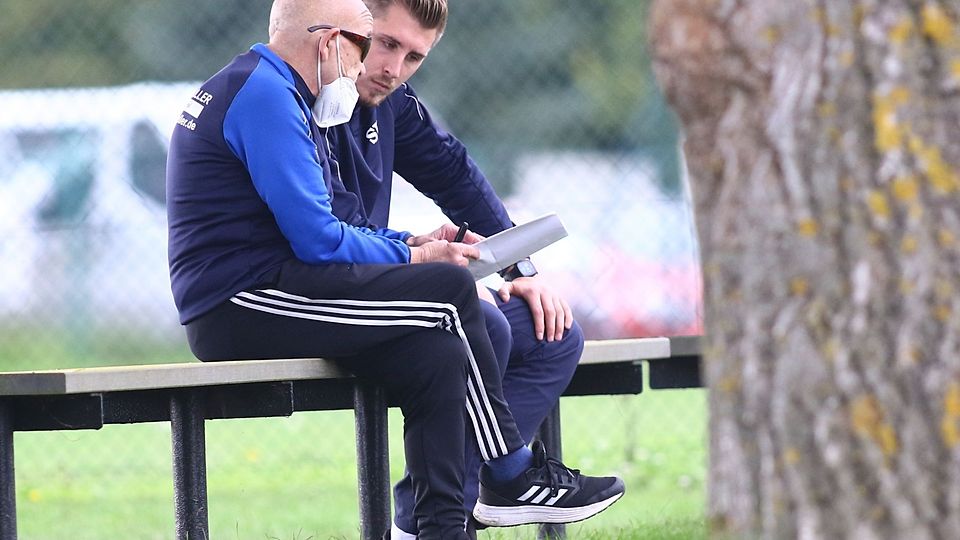 In der Analyse: Trainer Hans Oertwig und Jeffrey Maaß vom SV Altlüdersdorf.