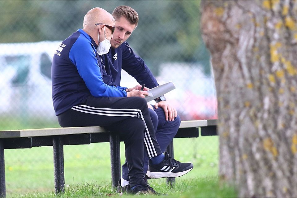 In der Analyse: Trainer Hans Oertwig und Jeffrey Maaß vom SV Altlüdersdorf.
