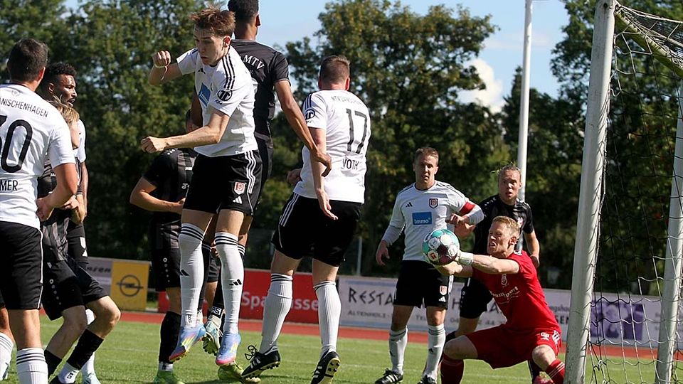 Lasse Deblitz (MTV Dänischenhagen) boxt den Ball raus undhält sein zu null gegen den Kieler MTV.