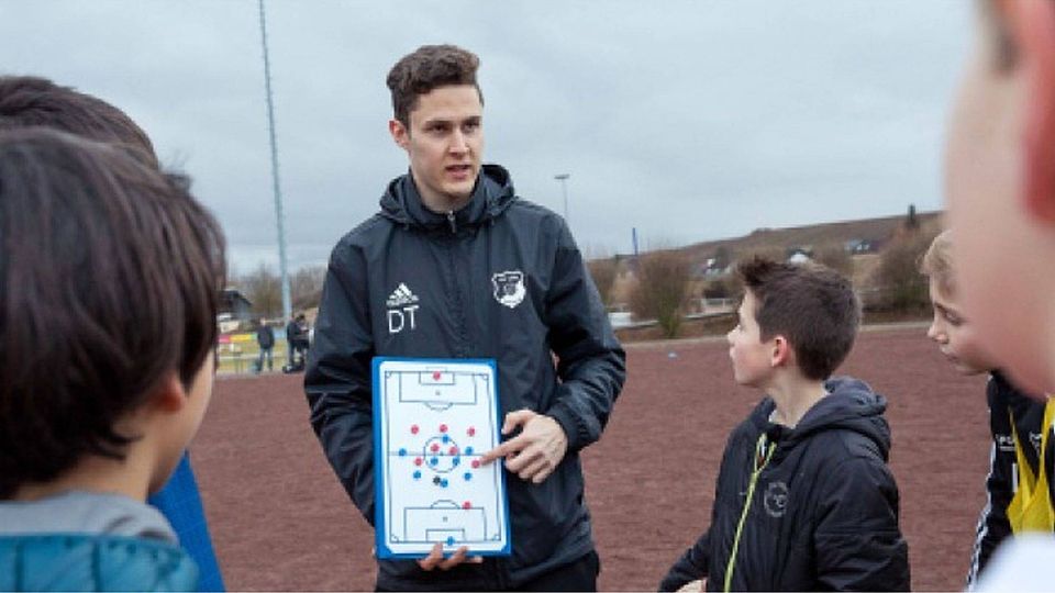 Dominik Theis (an der Taktiktafel) hat maßgeblichen Anteil an der perspektivreichen Jugendarbeit, die beim FSV Saulheim geleistet wird.