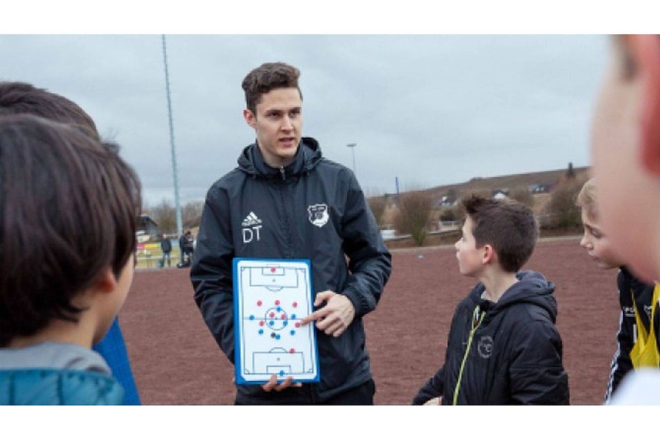 Dominik Theis (an der Taktiktafel) hat maßgeblichen Anteil an der perspektivreichen Jugendarbeit, die beim FSV Saulheim geleistet wird.