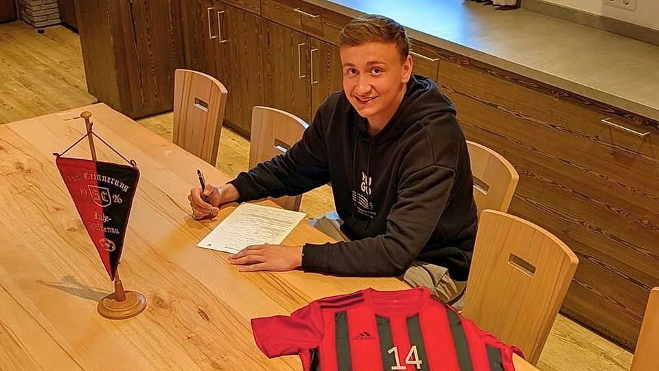 Die Tinte ist trocken: Maximilian Bauer hat sich dem SC Luhe-Wildenau angeschlossen.