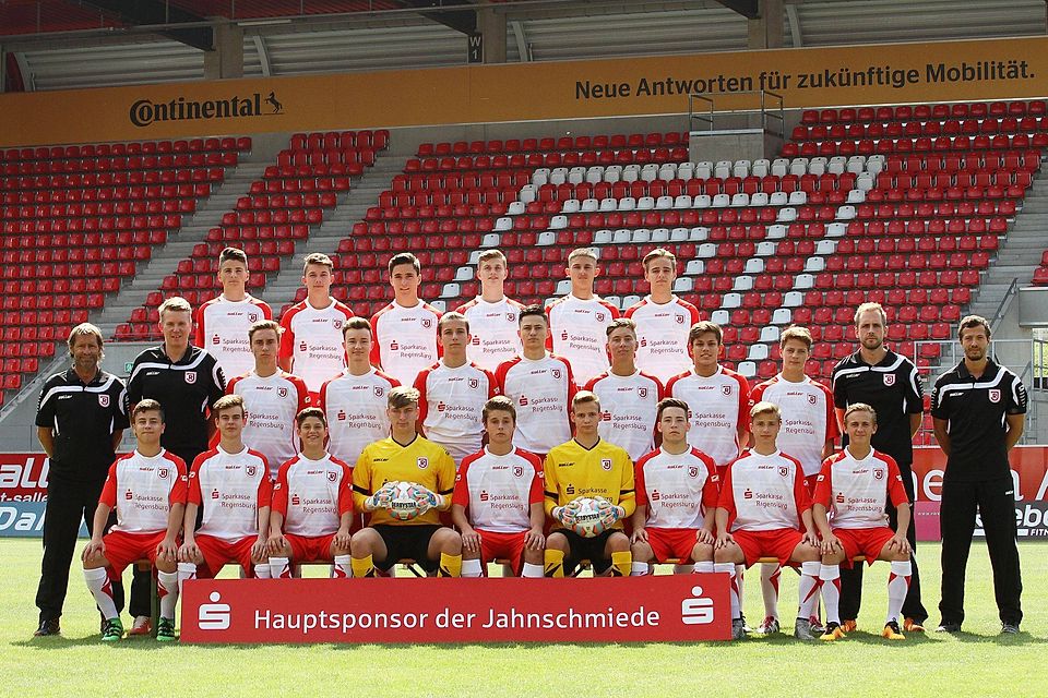 Mit diesem Kader gehen die B-Junioren des SSV Jahn in die neue Bayernliga-Saison. Foto: Gatzka
