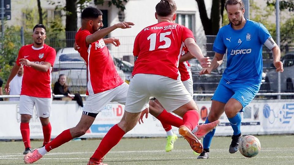 Auch Hellas-Kapitän Rafael Baumgärtner (rechts) kann gegen die Übermacht von Türk Gücü Rüsselsheim um (von links) Serdar Erdinc, Atta Bajwa und Karim Kuac nichts mehr ausrichten. Das A-Liga-Stadtderby ist bereits in der ersten Halbzeit mit 6:0 für den FC entschieden.	Foto: André Dziemballa