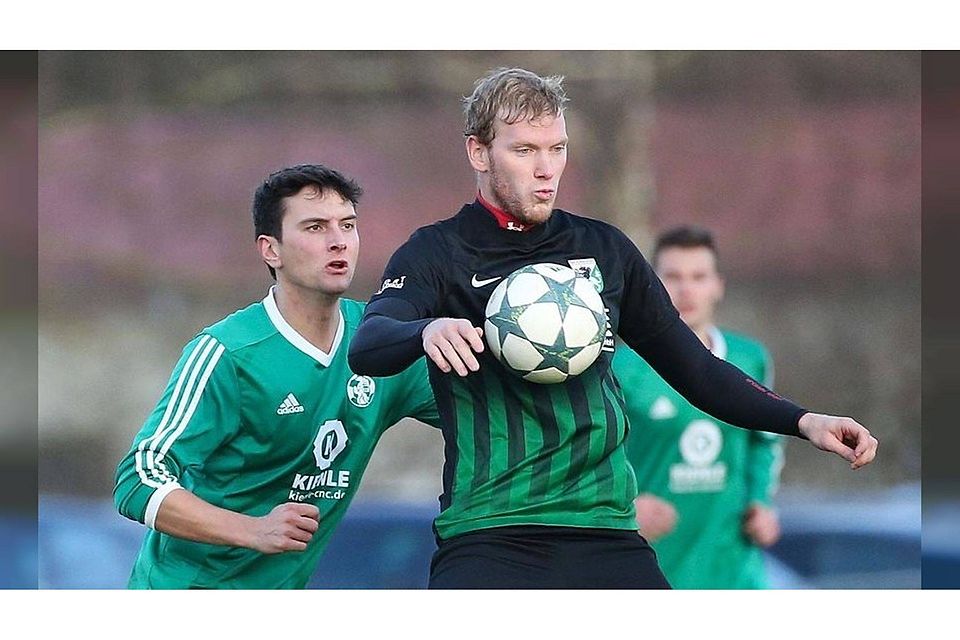 Hier steckt Fabian Nadig (rechts) noch im Kißlegger Trikot, inzwischen spielt er für seinen Heimatverein SV Arnach. Archivfoto: Thomas Warnack