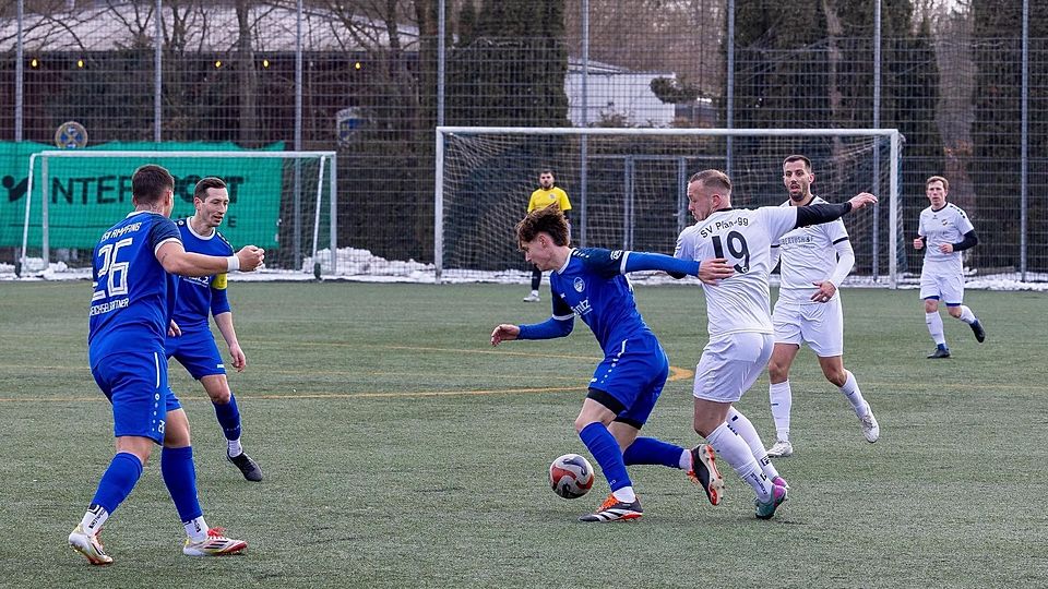 In Unterzahl eine Führung verteidigen, lautete die Aufgabenstellung für den SV Planegg um Aldin Ahmetovic (M.) und Mario Simic (r.) in der zweiten Halbzeit des Vorbereitungsspiels gegen Ampfing. Das gelang, die Hausherren gewannen schlussendlich 4:1.