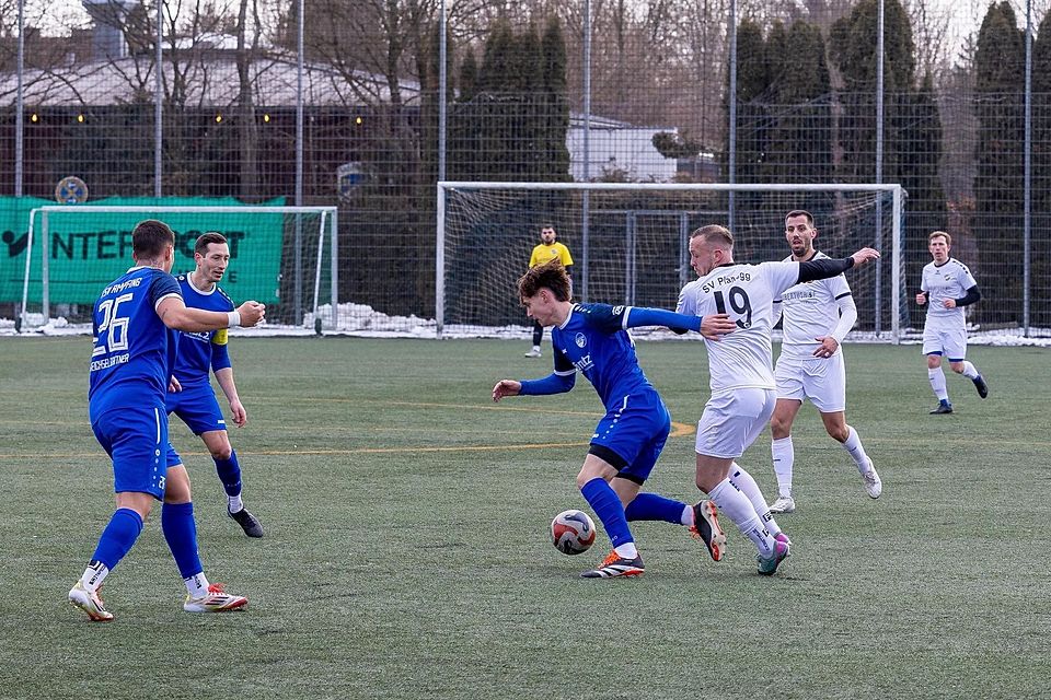 In Unterzahl eine Führung verteidigen, lautete die Aufgabenstellung für den SV Planegg um Aldin Ahmetovic (M.) und Mario Simic (r.) in der zweiten Halbzeit des Vorbereitungsspiels gegen Ampfing. Das gelang, die Hausherren gewannen schlussendlich 4:1.