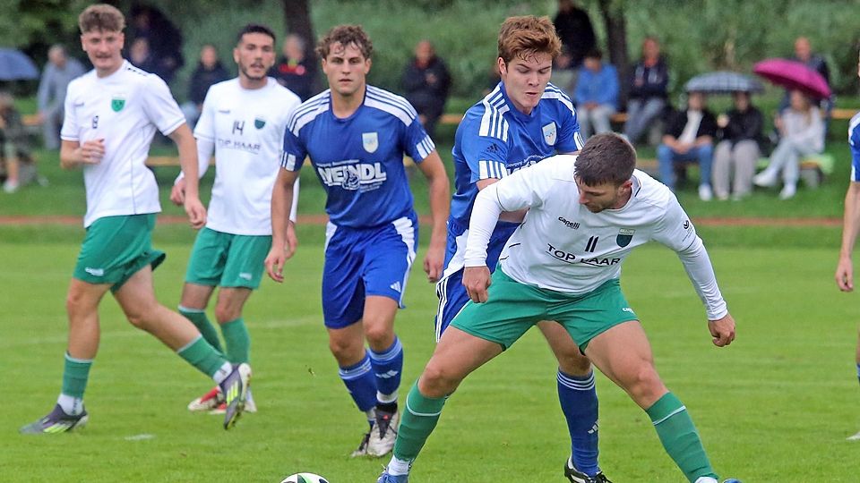 Zeitweise ins Trudeln gekommen: Die Penzberger (in weißen Trikots, hier Andreas Schneeweiß im Kampf um den Ball) sorgten erst ab Mitte der zweiten Hälfte für klare Verhältnisse.