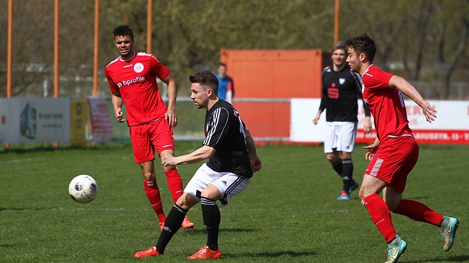 Mathias Rhode (in schwarz-weiß/ Bildmitte) heuert beim Aufsteiger MSV Börde an     F: Rinke