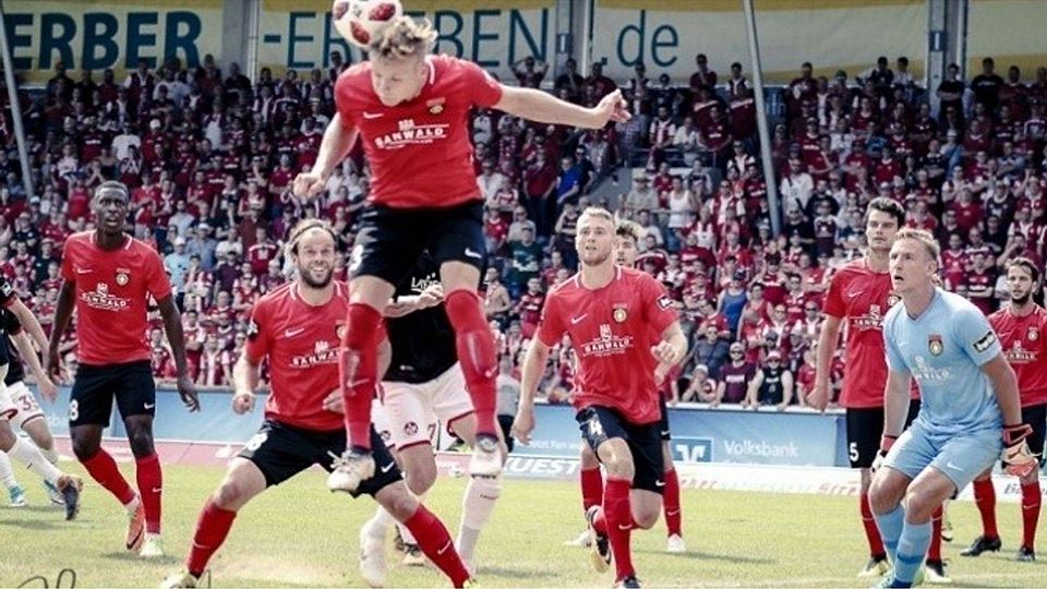 Veranstaltet den 3-Ligen-Cup: die SG Sonnenhof Großaspach (rote Trikots). F: Müller