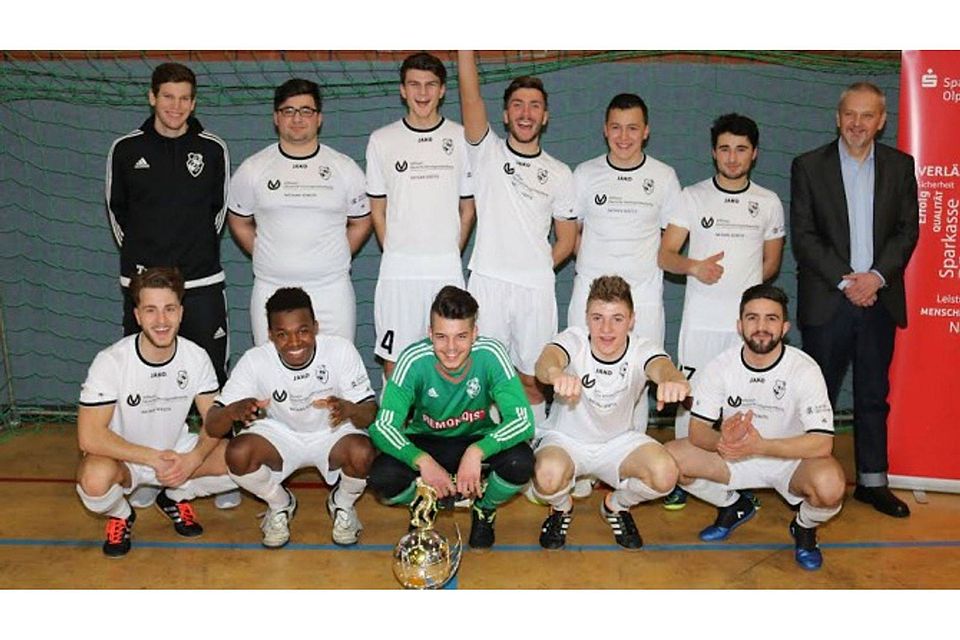 Mit weißer Weste durch das Turnier: Die A-Junioren der SpVg Olpe sicherten sich den Hallen-Stadtpokal. Foto: leem