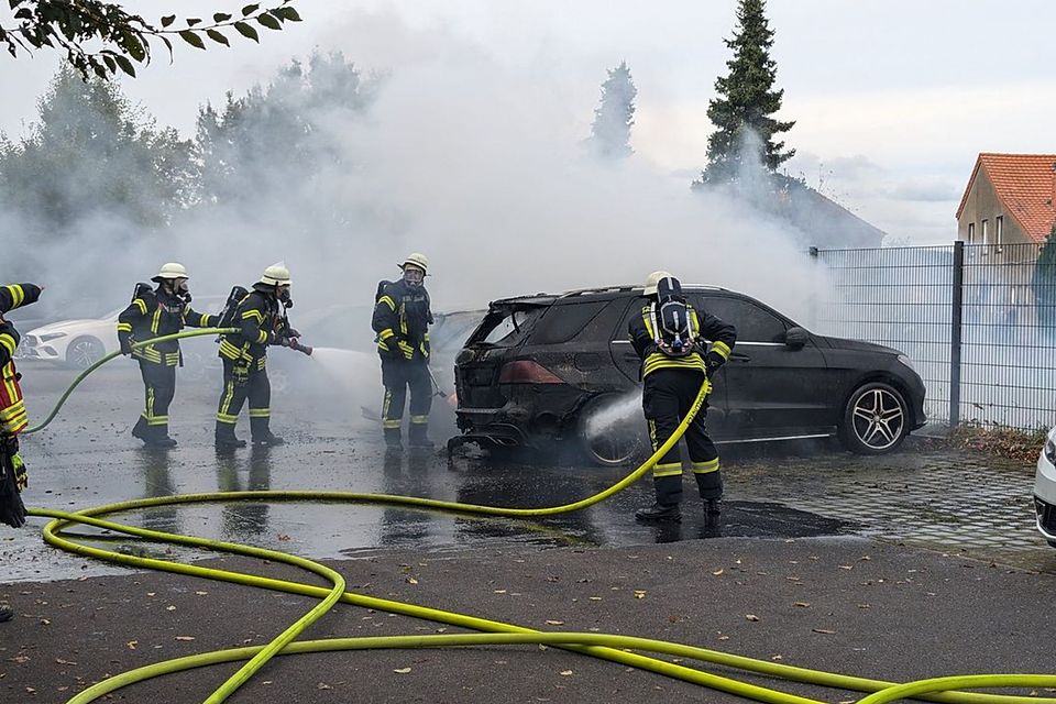 Drei PKW standen am Sonntagnachmittag in der Nähe der Sportanlage des TuS Jahn Hilfarth in Brand. Drei PKW standen am Sonntagnachmittag in der Nähe der Sportanlage des TuS Jahn Hilfarth in Brand.