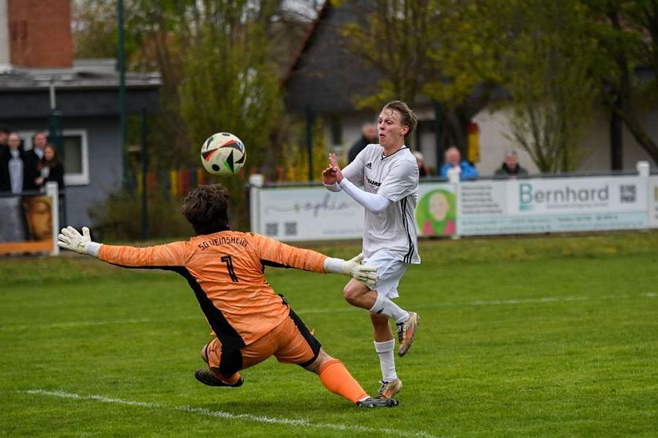 Der Ausgleich zum 2:2: Weinsheims Mike Wettstein hebt den Ball über Fürfelds Keeper Nick Kilian ins Tor.	Foto: Sebastian Bohr