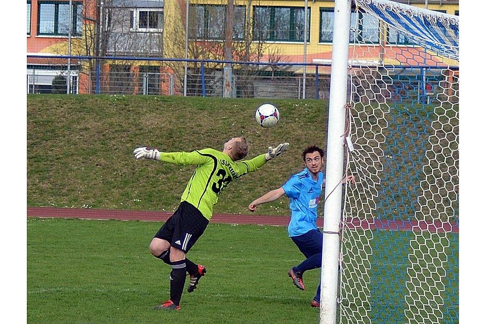Sebastian Roßberger (grün) ist einer der neuen Keeper für Einheit Halle. F: Bernd Mandel Sebastian Roßberger (grün) ist einer der neuen Keeper für Einheit Halle. F: Bernd Mandel