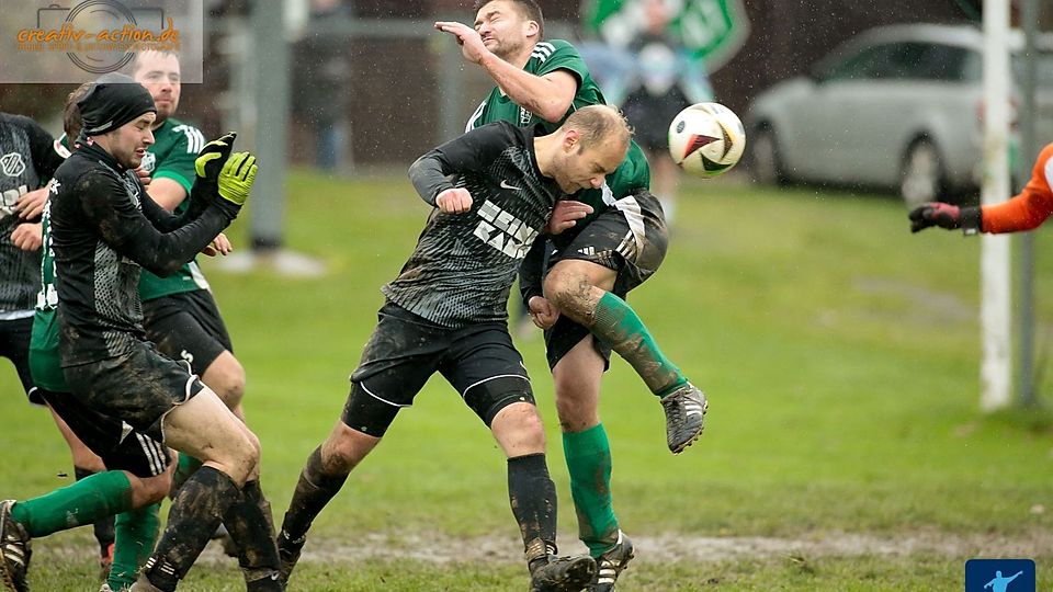 Nach Platz 3 im Vorjahr hat West-Spitzenreiter SV Waldeck (in Schwarz) gute Chancen, den Aufstieg in die Kreisklasse zu schaffen.
