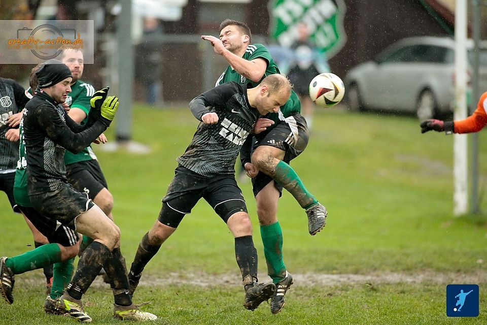 Nach Platz 3 im Vorjahr hat West-Spitzenreiter SV Waldeck (in Schwarz) gute Chancen, den Aufstieg in die Kreisklasse zu schaffen.