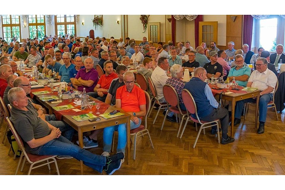 Mehr als 200 Delegierte aus 63 Vereinen kamen zum Kreisfußballtag nach Engter. Foto: André Havergo
