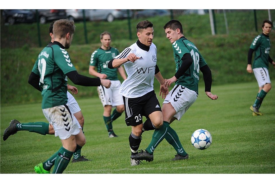 Die DJK Gebenbach (in Weiß) im Spiel Mitte April gegen den TSV Bad Abbach Foto: Brückmann Die DJK Gebenbach (in Weiß) im Spiel Mitte April gegen den TSV Bad Abbach Foto: Brückmann