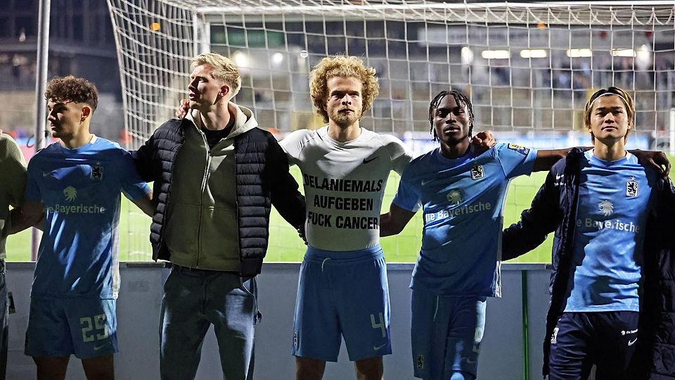 Jesper Verlaat (Mitte) macht der Tochter von Dennis Diekmeier Mut im Kampf gegen den Krebs.