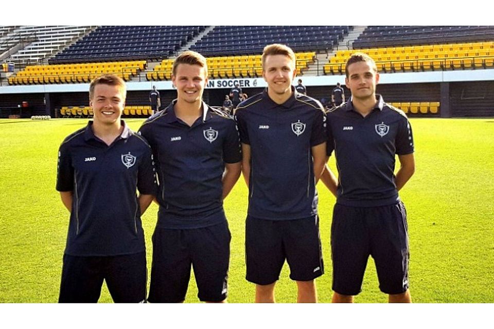 Die Fehlheimer Joshua Rettig, Bastian Vollrath, Christoph Geiß und Thomas Emig (von links) im Trikot der Fußballauswahl „Frankfurt select“.