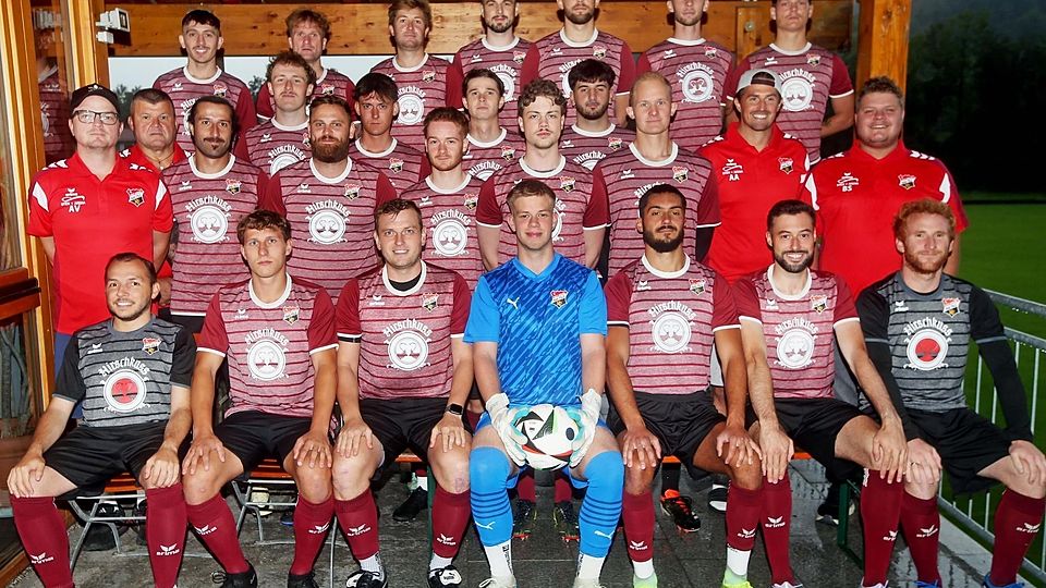 Abstiegskampf heißt es wohl für (hi. v. li.) Shpend Sahiti, Matthias Metzger, Oliver Wegner, Kristian Lozancic, Georg Bergkofer, Jonas Fottner, Tobias Weber, (Mi.) Co-Trainer Ales Vasicek, Zeugwart Ernst Feil, Josef Haslinger, Christian Baumgärtner, Max Geisler, Fynn Kettner, Vito Caggiano, Christian Heid, Benedikt Muck, Talha Sakal, Benedikt Ertl, Trainer Adrian Ackermann, Abteilungsleiter Benedikt Sachs, (vo.) Florian Schuster, Michael Klinger, Benedikt Rinshofer, Fabian Metzger, Valentino Stojadinovic, Marinus Estner und Bernd Seestaller.