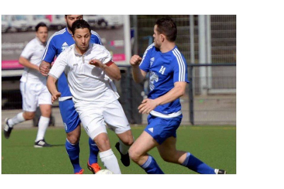 Cemal Kaldirim (am Ball)  gelingt mit dem FC Viktoria ein 3:1-Erfolg gegen den SSV Berzdorf. Foto: Uli Herhaus