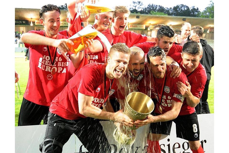 Pokal und Bierdusche: Ausgelassen feierten die SSV-Spieler im Gazi-Stadion den Einzug in den DFB-Pokal.