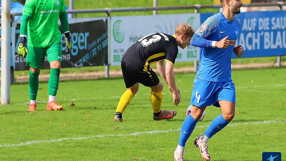 Der FC Denzlingen (in blau) bleibt oben dran.