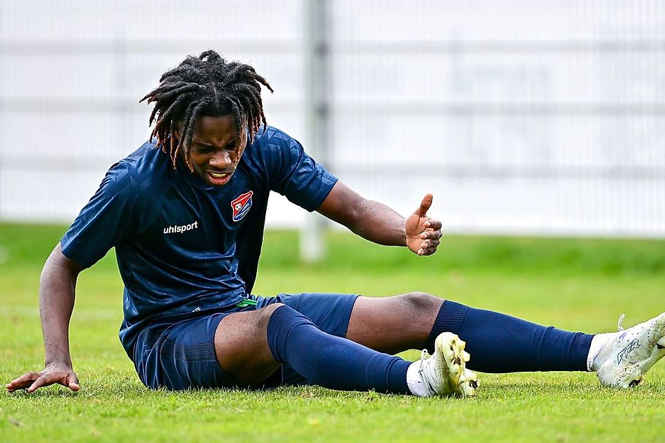 Toptalent Gibson Adu flog nach knapp 20 Minuten vom Platz.