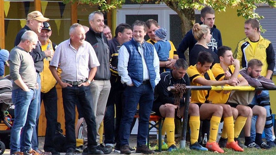 Der Zusammenhalt im Dorf ist groß. Nicht nur deshalb finden sich die Ersatzspieler des SV Hausen-Schopflohe auch mitten unter den Zuschauern wieder.   F.: Dieter Mack