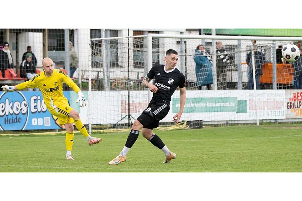 Der schmerzlichst vermisste Torjäger Mika Kieselbach (Heider SV) ist wieder back auf dem Platz. Hier klärt Reinfelds Keeper Daniel Marco vor dem Torjäger.