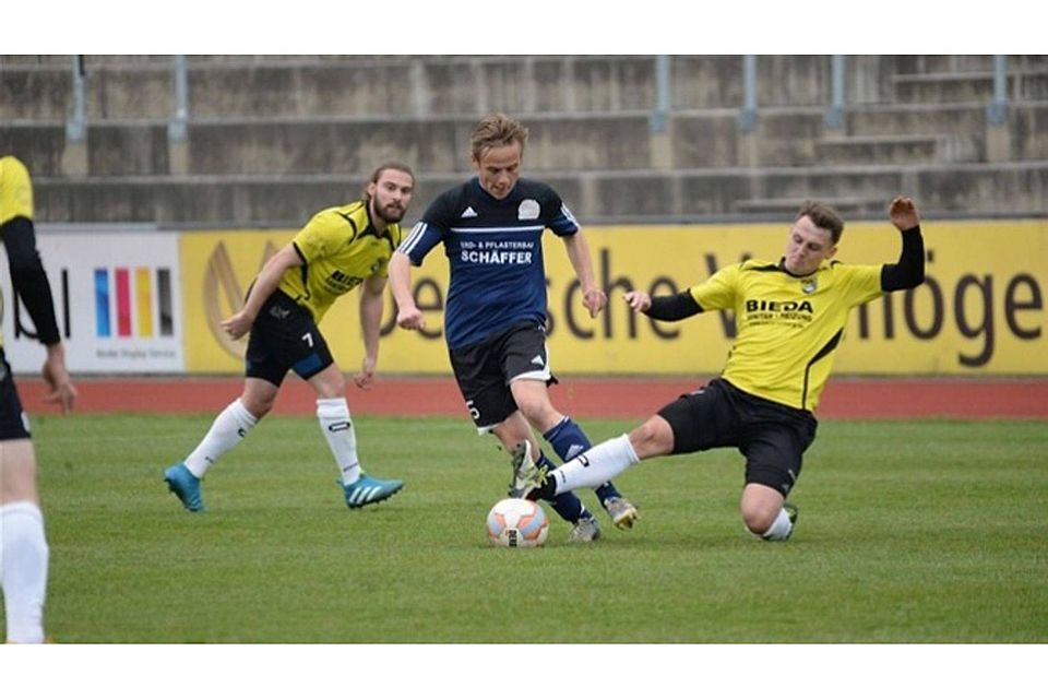 Der FC Amberg II (in Gelb) erwartet am Sonntag den SV Neubäu.  Foto: Brückmann