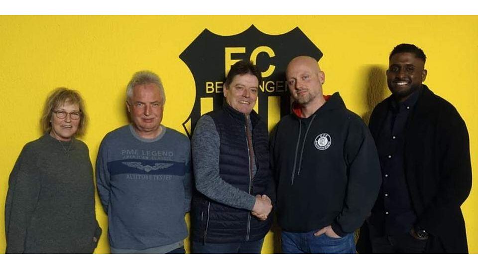  Drei Monate her: Andreas Foelkel (3.v.l.) bei seiner Wahl zum Nachfolger von Timo Gerth (2.v.r.) als Vorsitzender der Fußballer des FC Bechlingen, die nun aus der C-Liga raus mussten. (© FC Bechlingen) 