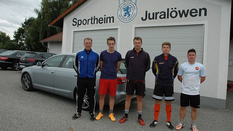 TSV-Trainer Klaus Dorr will mit seinen ?Juralöwen? (im Bild mit den vier Nachwuchsspielern aus der A-Jugend) den Klassenerhalt schaffen (Foto: Fügl).