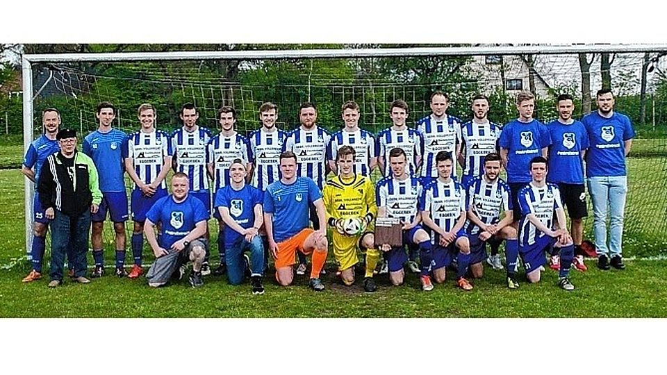 Stolzer Titelträger mit Trophäe: Spielausschuss-Obmann „Luggi“ Leitner (Zweiter von links) überreichte den Eggebeker Fußballern die Meistertafel. Foto: sh:z