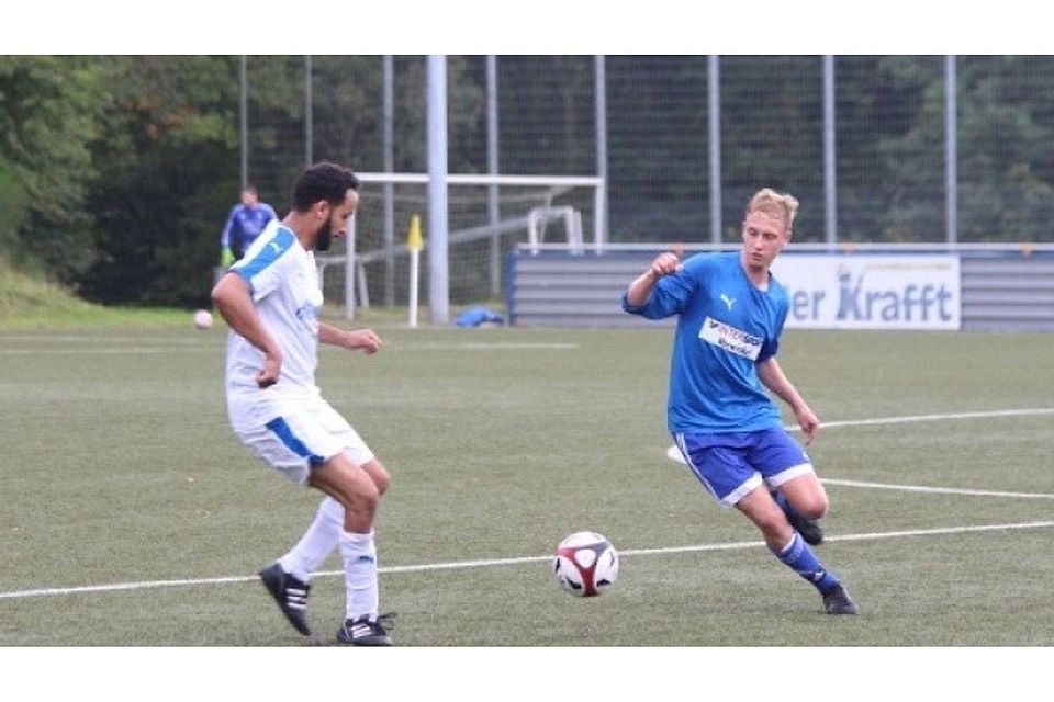 Fortuna Freudenberg II (blaue Trikots, hier mit Aaron Hebbinghaus) holte einen späten Punkt gegen den SV Dreis-Tiefenbach.  Foto: (2): juka, bg