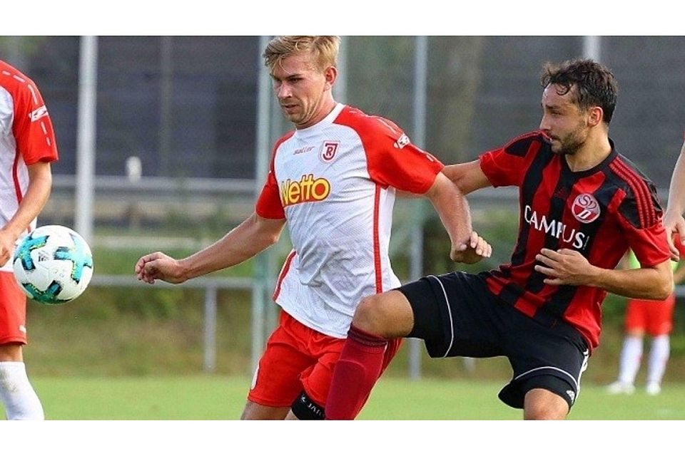 Die U21 des SSV Jahn Regensburg um den Ex-Donaustaufer Tobias Lermer (li. gegen Kowalczyk) gewann das Derby verdient. F: Würthele