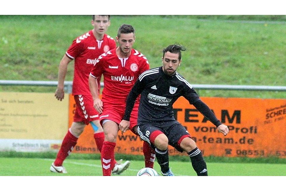 Tomas Vnuk (am Ball) spielt zukünftig für den TSV Karpfham F: Enzesberger