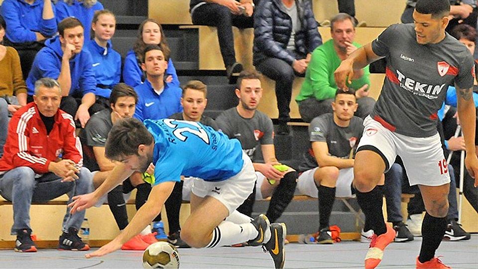 Im Halbfinale kamen Nemanja Ranitovic und der SV Cosmos Aystetten gegen den späteren Sieger Türkspor Augsburg ins Straucheln.  Foto: Andreas Lode