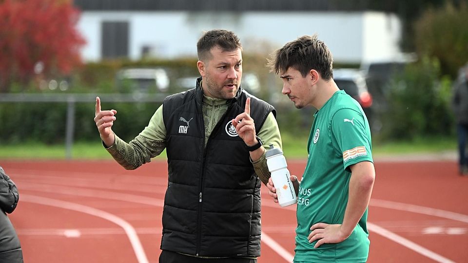 Was ist die beste Taktik für den Klassenerhalt? Dieser Frage widmen sich der Cheftrainer des TSV Ebersberg, Michael Hieber (links), und sein Mittelfeldstratege Felix Hoppe in der anstehenden Wintervorbereitung.
