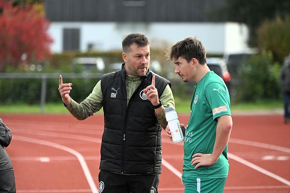 Was ist die beste Taktik für den Klassenerhalt? Dieser Frage widmen sich der Cheftrainer des TSV Ebersberg, Michael Hieber (links), und sein Mittelfeldstratege Felix Hoppe in der anstehenden Wintervorbereitung.