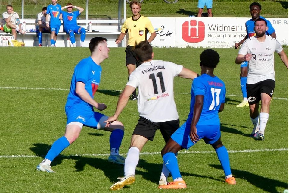 Adliswil setzt sich gegen Regensdorf mit 2:0 durch. Adliswil setzt sich gegen Regensdorf mit 2:0 durch.