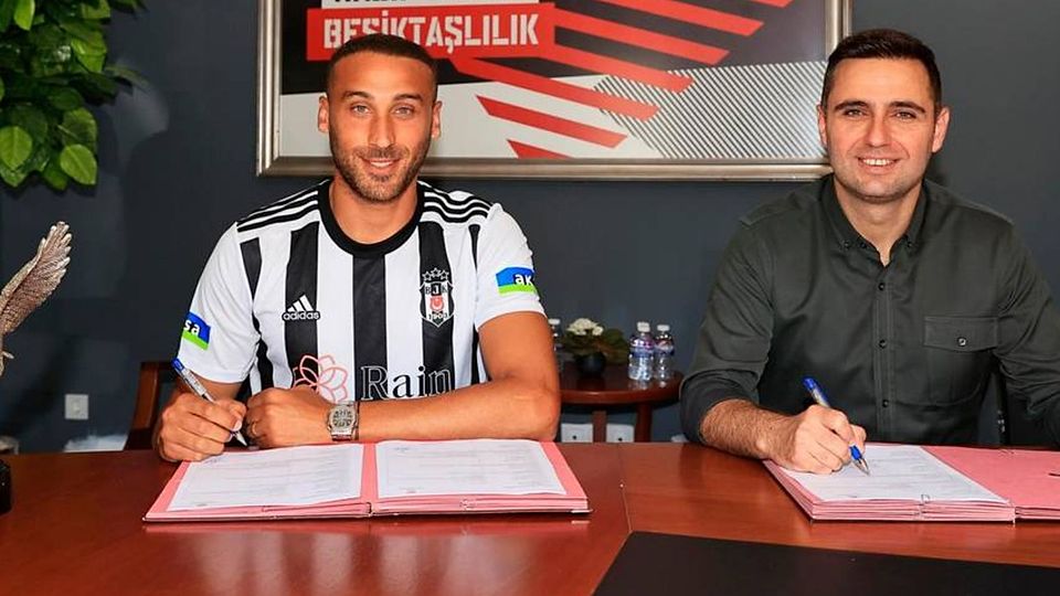 Wieder im schwarz-weißen Besiktas-Trikot: Cenk Tosun (l.) bei seiner Vertragsunterzeichnung. Foto: Besiktas Istanbul 