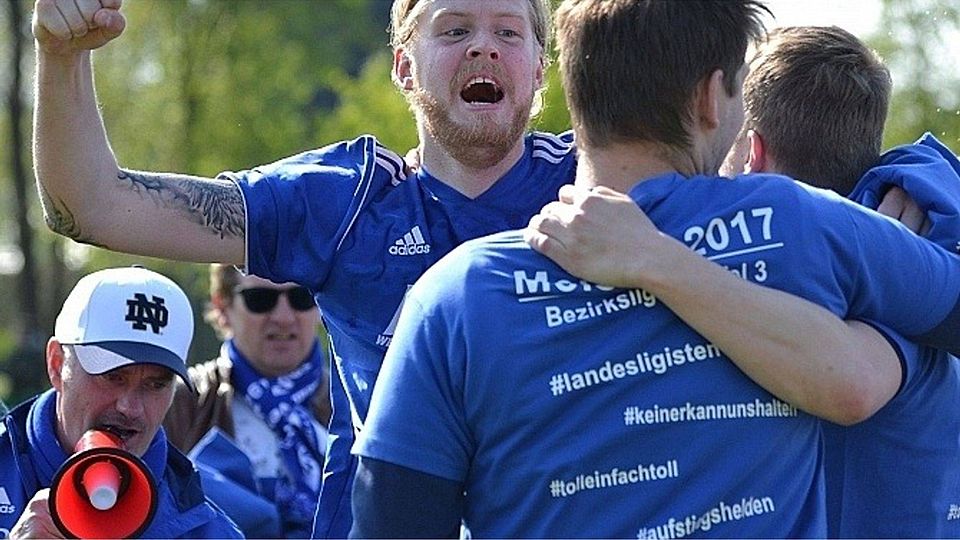 Jubelstürme in Westenholz: Den zweiten Aufstieg in Folge bejubeln hier SuS-Kapitän Patrick Kosfeld „senior“ und Edelfan Uli Baxmeier (l.)