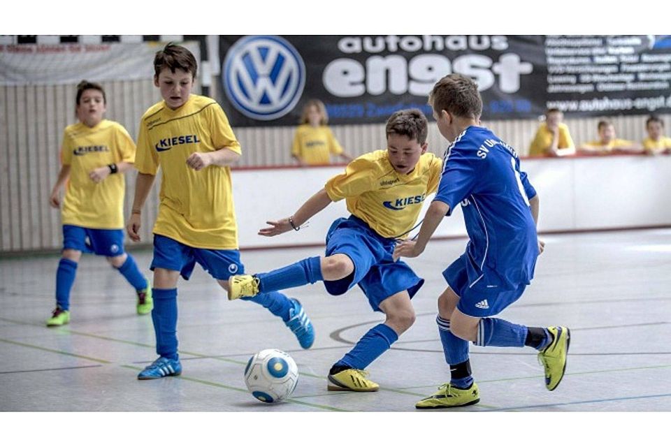 Heiße Duelle gab es bei den Jugendfußballern in Lauterach. SZ-Foto: mas
