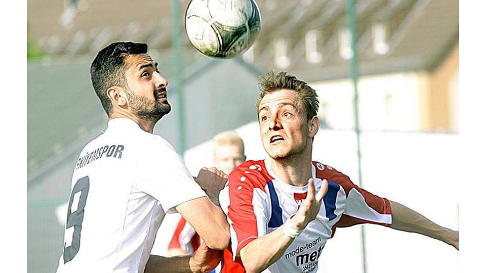 Christopher Öhmichen (rechts) kann mit der TSG Leihgestern mit einem Sieg in Inheiden gegen Utphe/Trais-Horloff/Inheiden den Aufstieg perfekt machen, Fatih Akpinar und Türiyemspor haben die besten Chancen, den relegationsplatz zu erreichen. Foto: Heli
